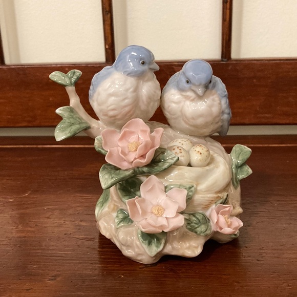 Porcelain birds and nest music box - Picture 1 of 8